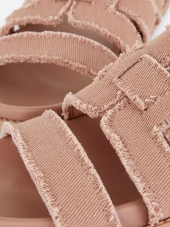 Płaskie sandały z przeplatanym wzorem