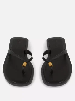 Płaskie sandały-japonki ze zdobieniem przy palcach