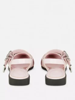 Płaskie spiczaste baleriny z paskiem z oczkami