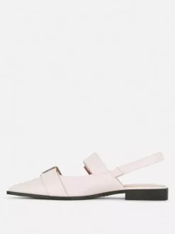 Płaskie spiczaste baleriny z paskiem z oczkami