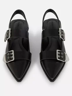 Płaskie spiczaste baleriny z paskiem z oczkami