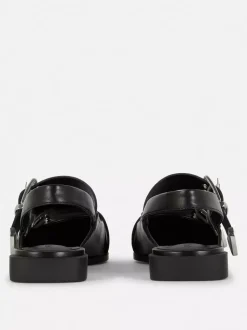 Płaskie spiczaste baleriny z paskiem z oczkami