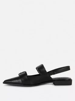 Płaskie spiczaste baleriny z paskiem z oczkami