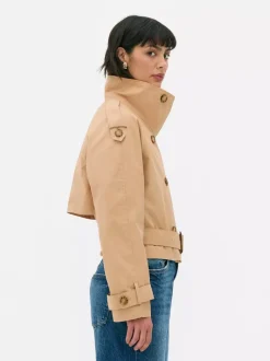 Płaszcz o skróconym kroju z paskiem