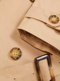 Płaszcz o skróconym kroju z paskiem