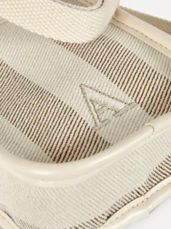 Płócienny pokrowiec na telefon w paski i z inicjałem