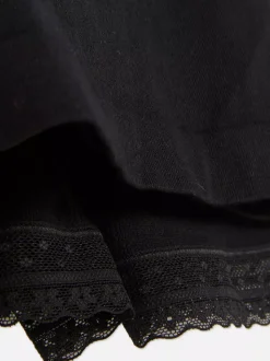 Piżama z topem na ramiączkach i szortami z koronką