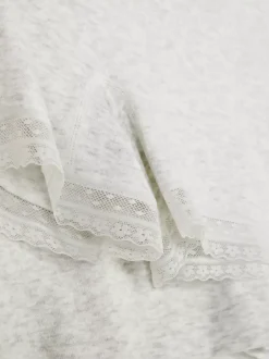 Piżama z topem na ramiączkach i szortami z koronką