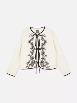 Pikowana kurtka z haftem