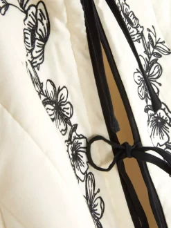 Pikowana kurtka z haftem