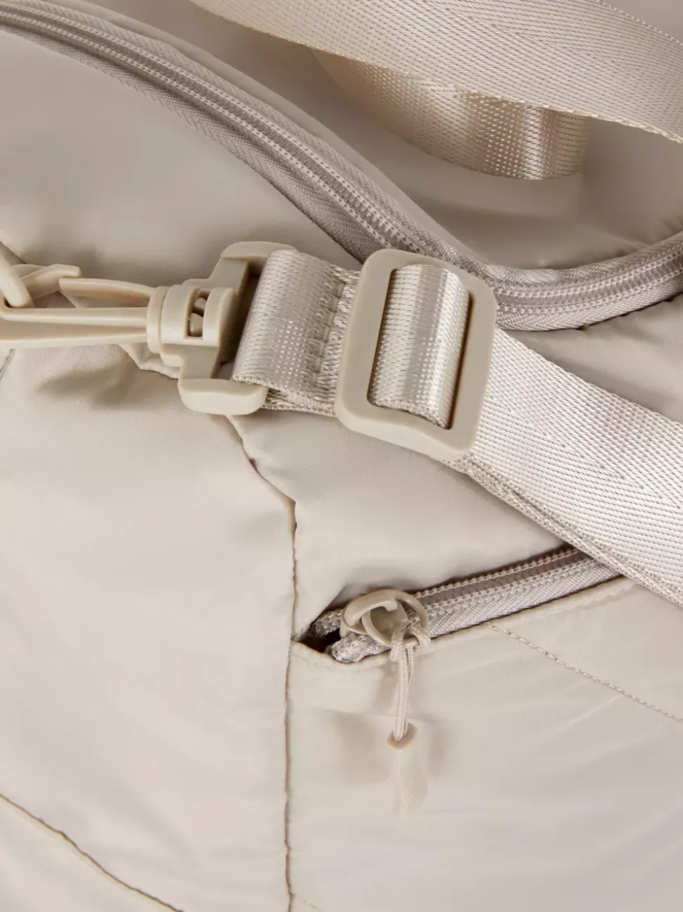 Pikowana torba kabinowa mieszcząca się pod fotelem