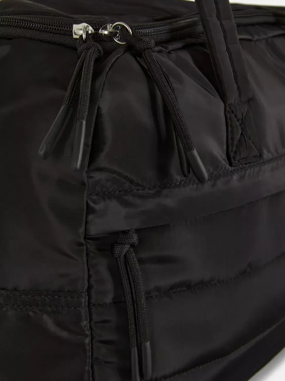 Pikowana torba kabinowa mieszcząca się pod fotelem