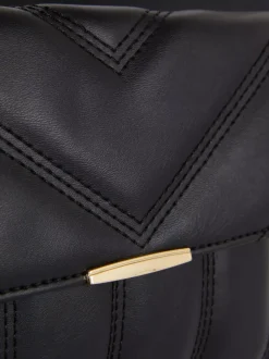 Pikowana torebka na ramię ze sztucznej skóry