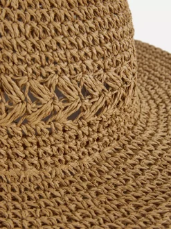 Pleciony kapelusz słomkowy na plażę