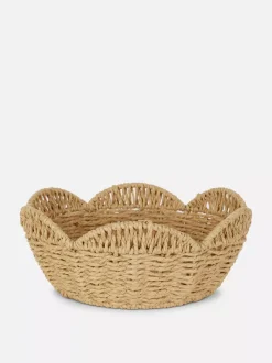 Pleciony kosz na owoce z muszelkowym wykończeniem