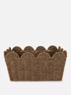 Pleciony koszyk z muszelkowym wykończeniem