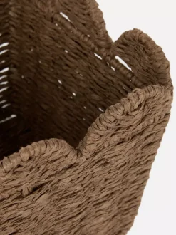 Pleciony koszyk z muszelkowym wykończeniem