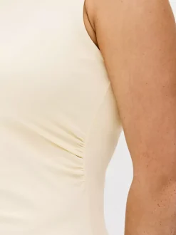 Podkreślająca sylwetkę sukienka mini z marszczeniami