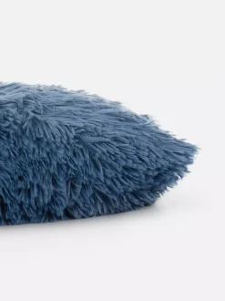 Podłużna poduszka ze sztucznego futra