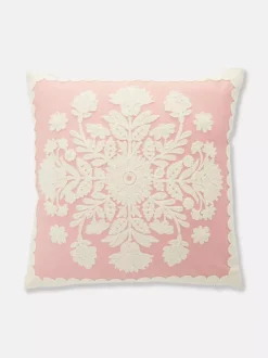 Poduszka z kwiatowym haftem w stonowanej kolorystyce