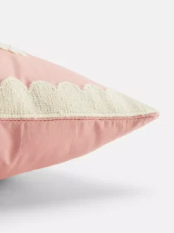 Poduszka z kwiatowym haftem w stonowanej kolorystyce