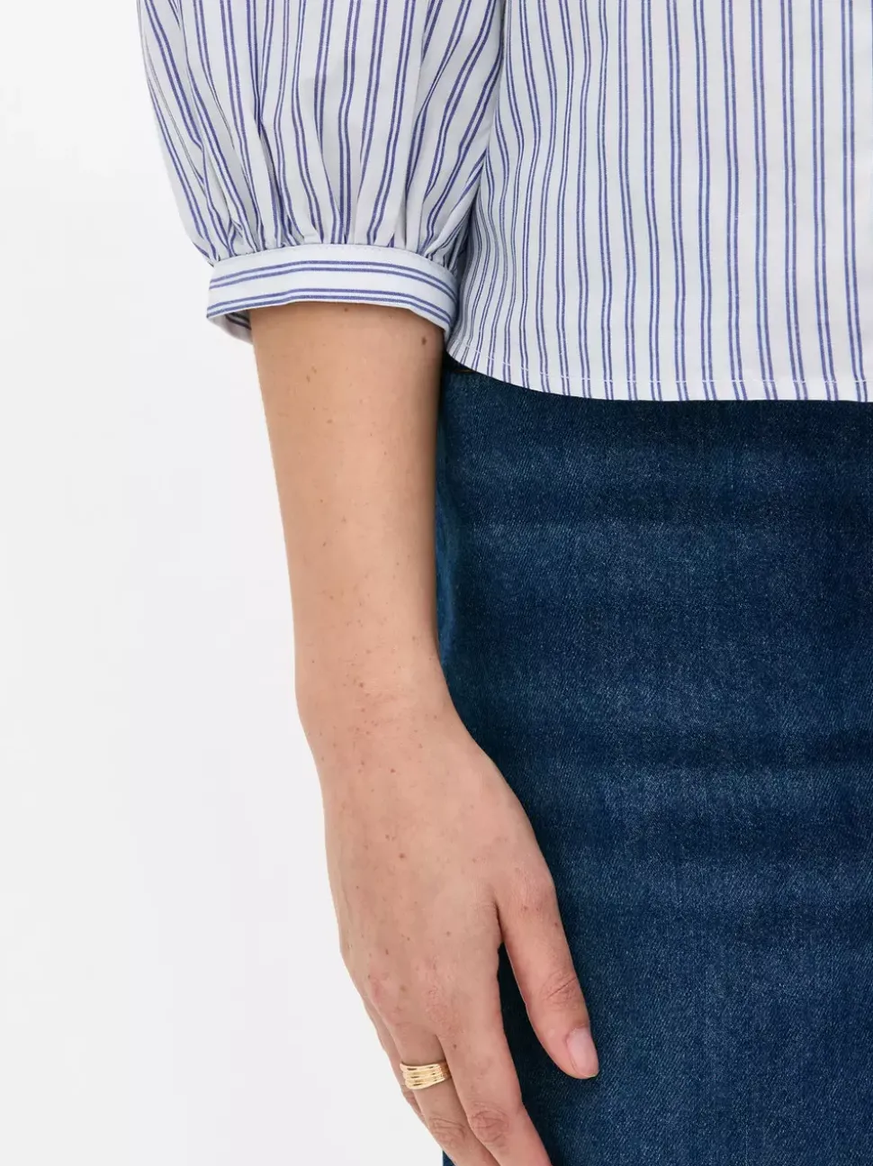 Popelinowa bluzka z bufiastymi rękawami