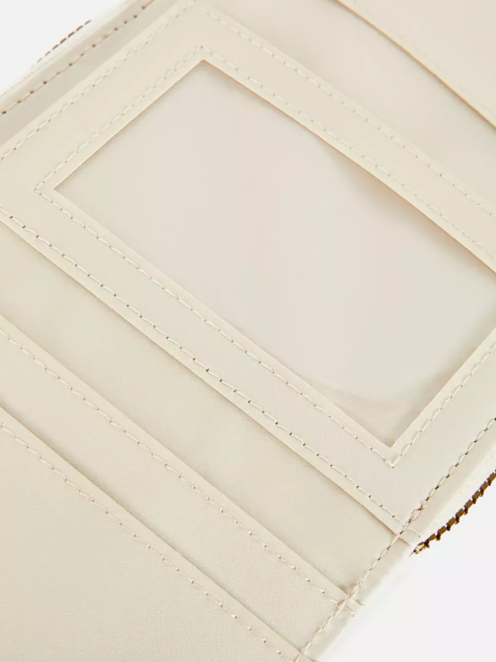 Portmonetka z imitacji skóry z ozdobną klamrą