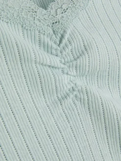 Prążkowana koszulka bez rękawów wykończona koronką