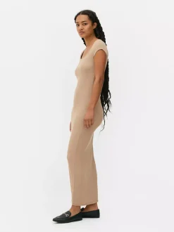 Prążkowana sukienka maxi o dopasowanym kroju