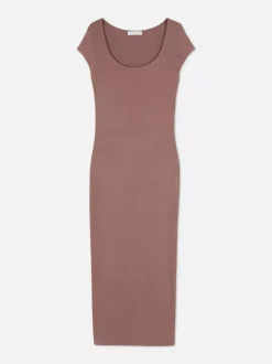 Prążkowana sukienka maxi o dopasowanym kroju