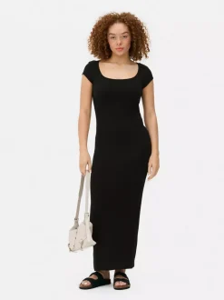 Prążkowana sukienka maxi o dopasowanym kroju