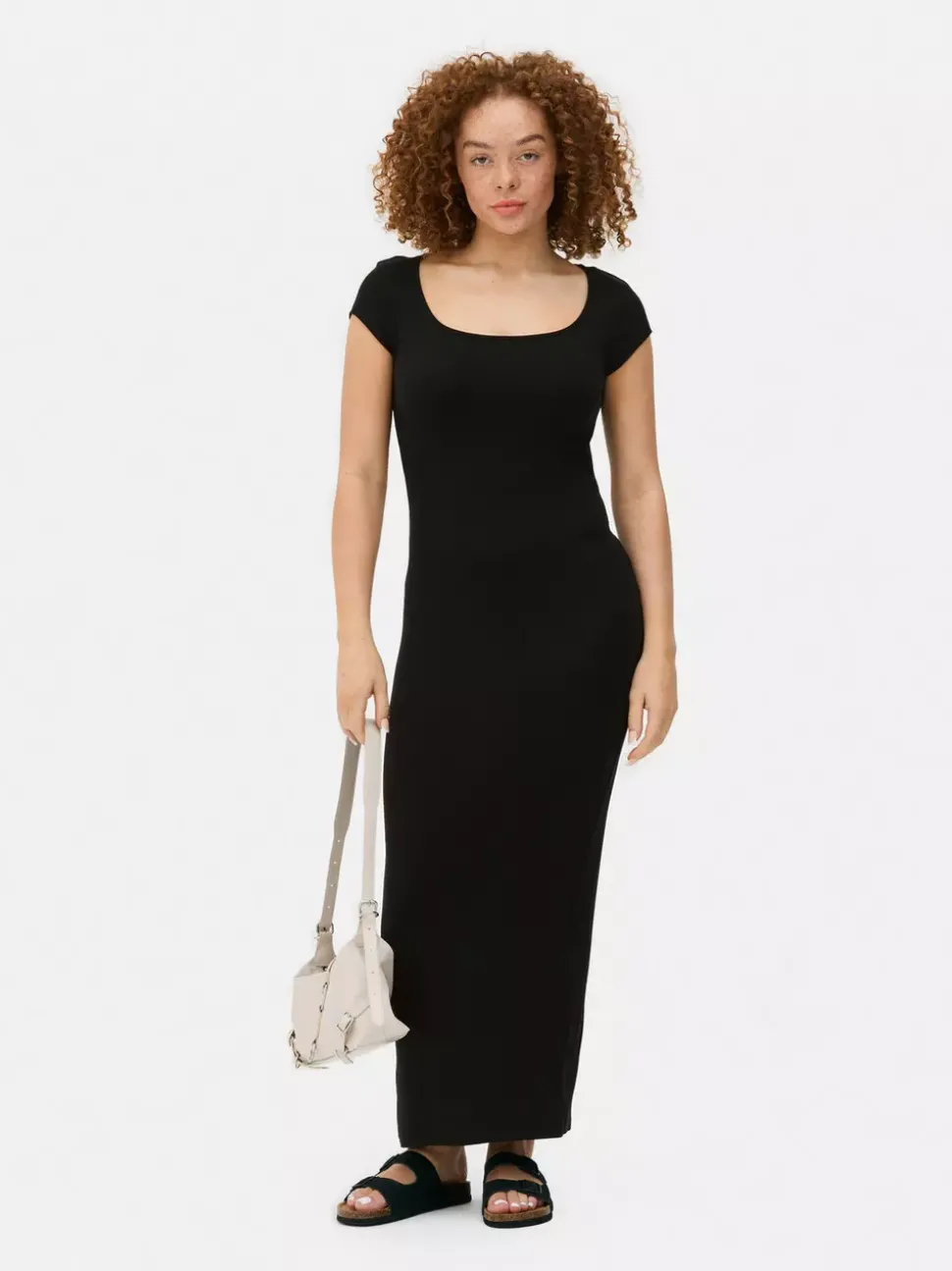 Prążkowana sukienka maxi o dopasowanym kroju