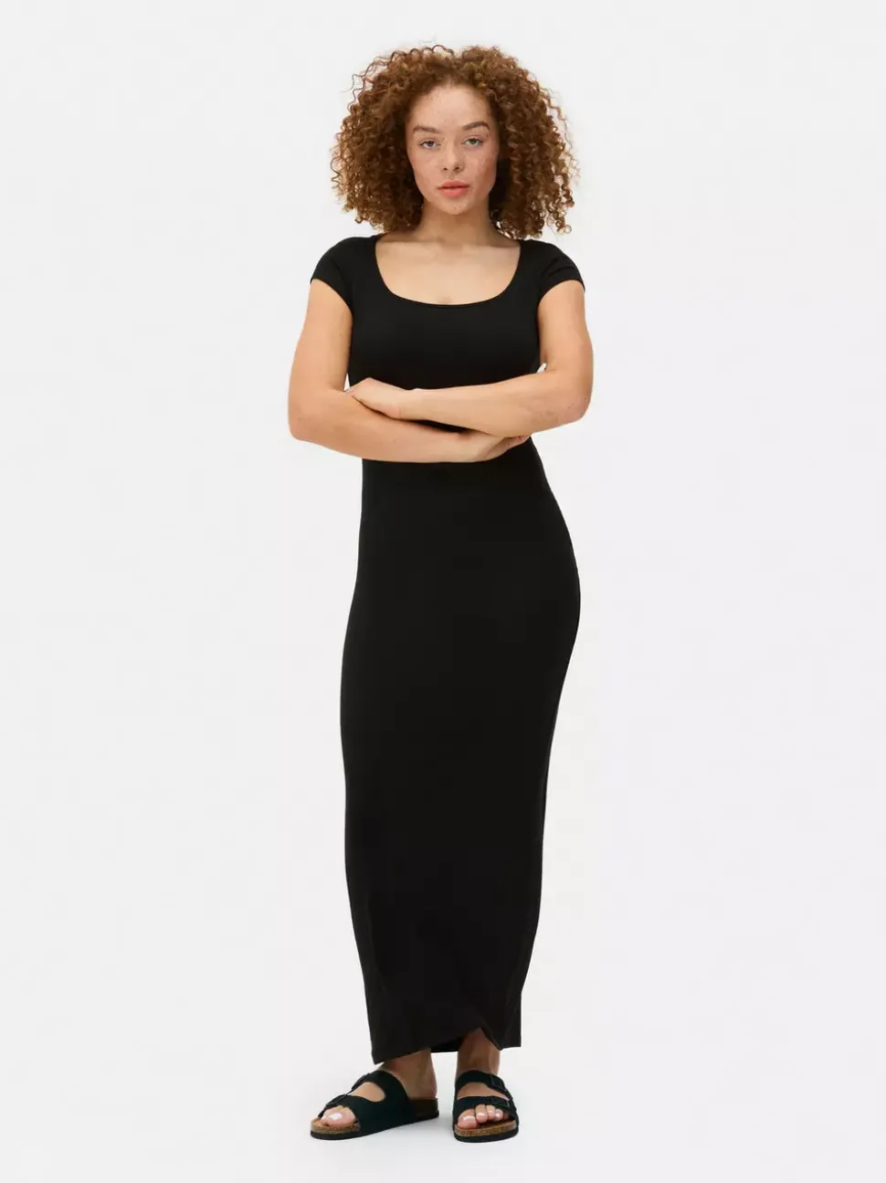 Prążkowana sukienka maxi o dopasowanym kroju