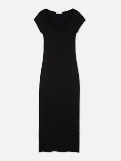 Prążkowana sukienka maxi o dopasowanym kroju