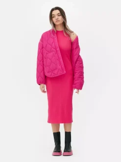 Prążkowana sukienka midi o fasonie bokserki