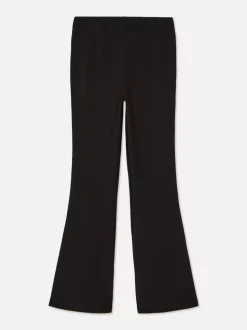 Prążkowane spodnie z rozszerzaną nogawką