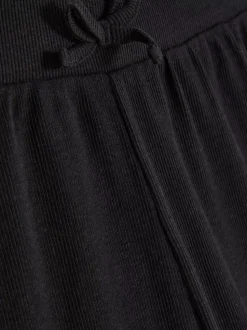 Prążkowane szorty z muszelkowym wykończeniem