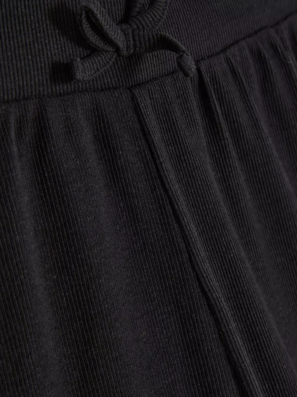 Prążkowane szorty z muszelkowym wykończeniem