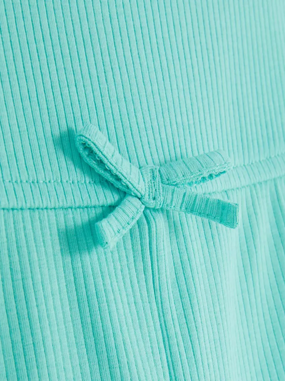 Prążkowany kombinezon z falbanką