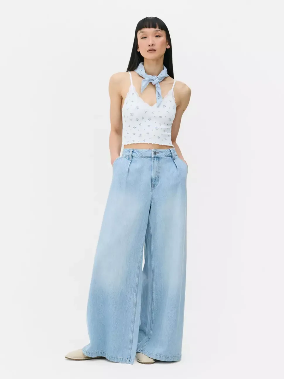 Prążkowany top na ramiączkach z koronką