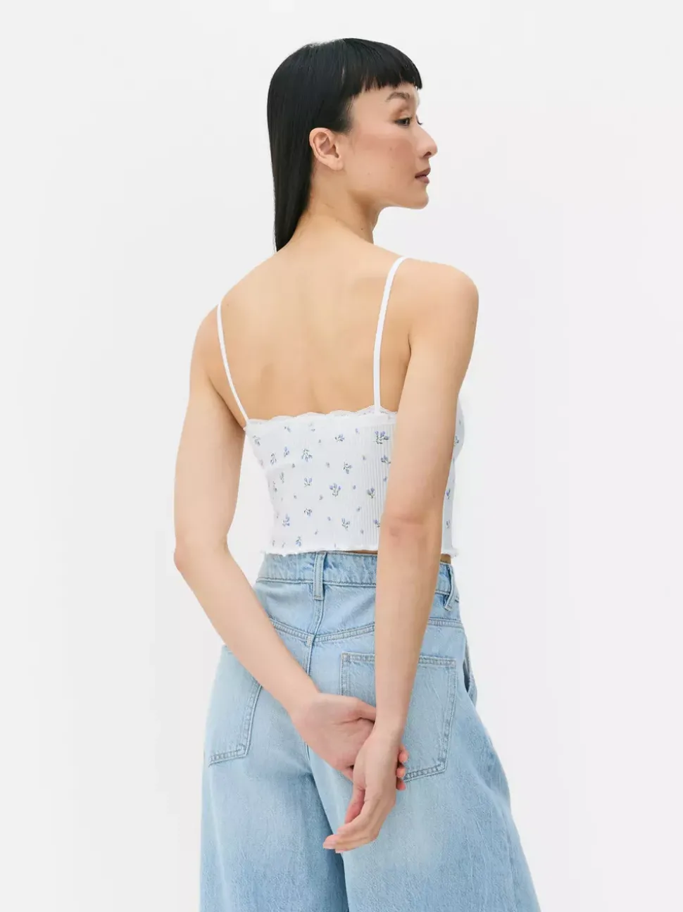 Prążkowany top na ramiączkach z koronką