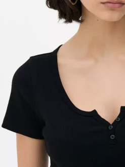 Prążkowany T-shirt typu henley