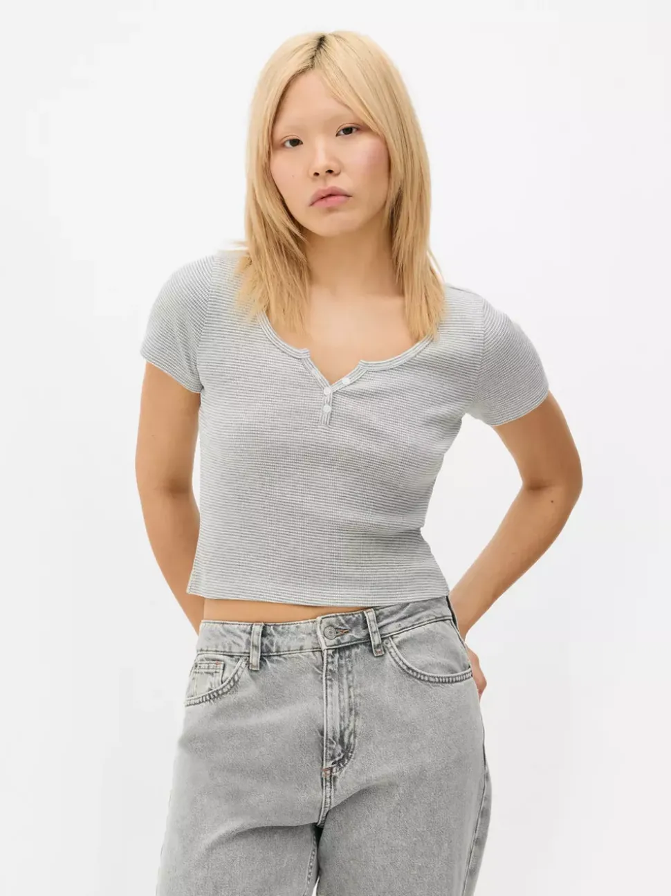 Prążkowany T-shirt typu henley