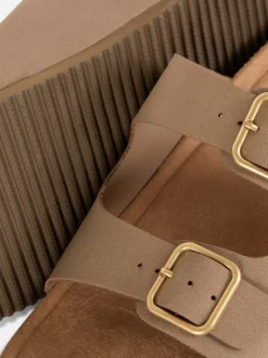 Profilowane sandały z podwójnym paskiem