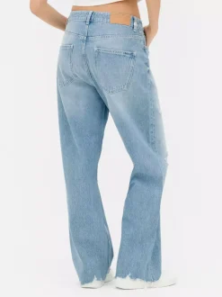 Proste jeansy z efektem znoszenia Paula Echevarría