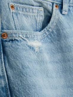 Proste jeansy z efektem znoszenia Paula Echevarría