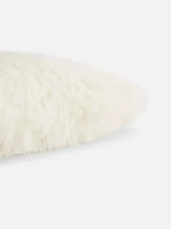 Puszysta podłużna poduszka