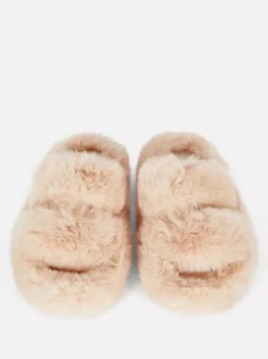 Puszyste kapcie z dwoma paskami
