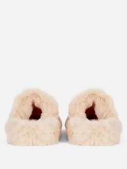Puszyste kapcie z dwoma paskami