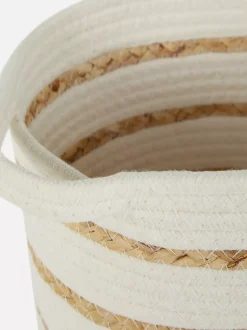 Średni pleciony kosz do przechowywania w paski